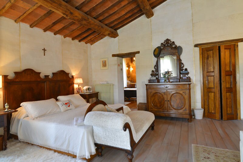 חדר שינה המיועד למנוחה, הכולל מצעים רכים, תאורה חמימה ואווירה שלווה לנוחיותכם.