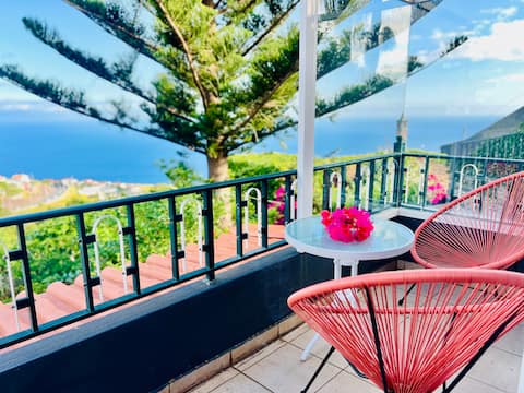 Pink Bliss - Panoramic Ocean Views, Garden+Jacuzzi
