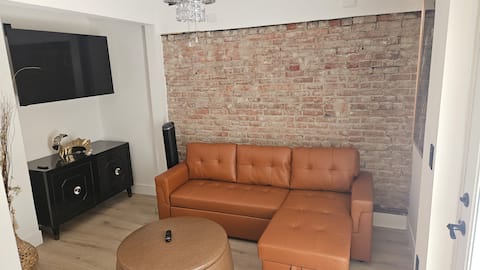Top Airbnb: Larchmere Luxe · 4BR/2BA · Sleeps 8 in Buckeye Shaker Square