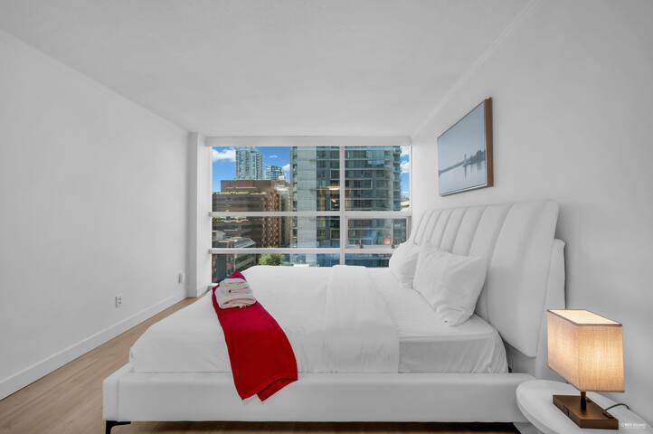 Modern DT Stay | Hotel Style | Free Parking + A/C gallery image 5