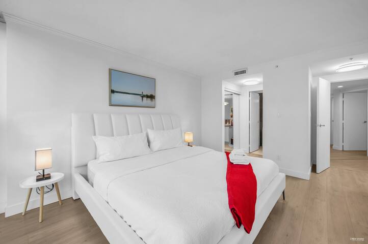 Modern DT Stay | Hotel Style | Free Parking + A/C gallery image 4