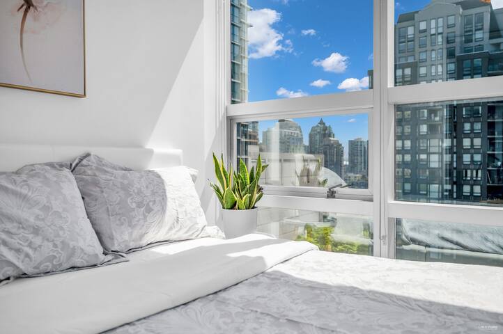 Modern DT Stay | Hotel Style | Free Parking + A/C gallery image 2