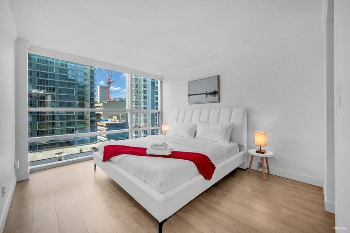 Modern DT Stay | Hotel Style | Free Parking + A/C gallery image 3