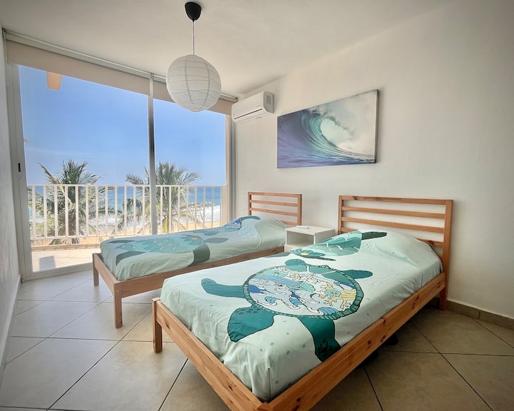 S pogledom na more, izravnim izlazom na terasu, klima-uređajem.