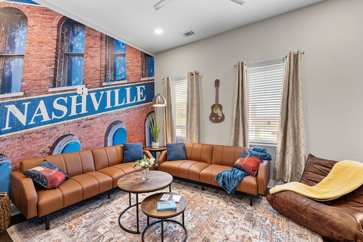 Sleeps 15 – Pet-Friendly! Hot Tub/Full Gym/Poker