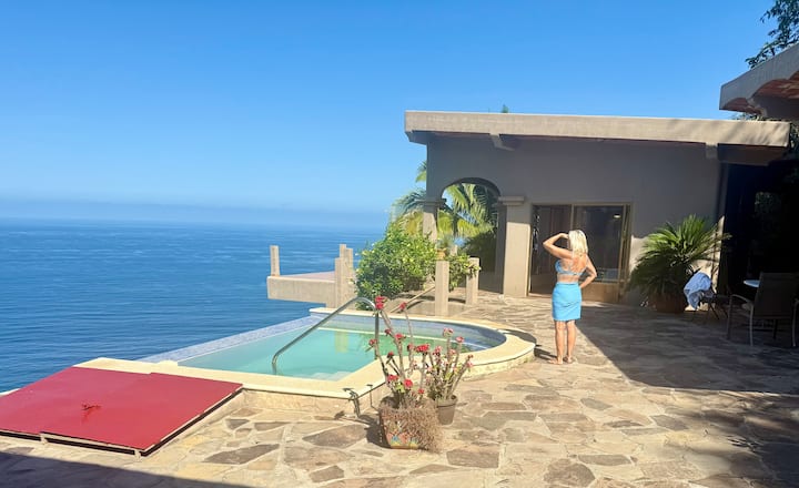 Los 2 amplios dormitorios, cada uno con su propio baño completo, están separados por la piscina y tienen amplias terrazas compartidas y privadas. Los dormitorios son un refugio en sí mismos que proporcionan una experiencia de sueño aislada.