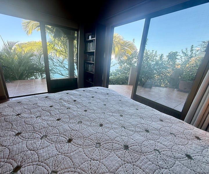 El segundo (dormitorio lejano) se abre a dos porches separados y amplios.  Uno es un oasis privado absoluto que es ideal para momentos privados, masajes, contemplación de estrellas o observación de aves.