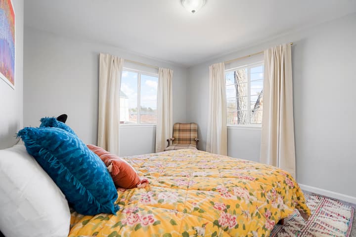 საძინებლის ამ ფოტოს კიდევ ერთი რაკურსით გადავიღეთ.