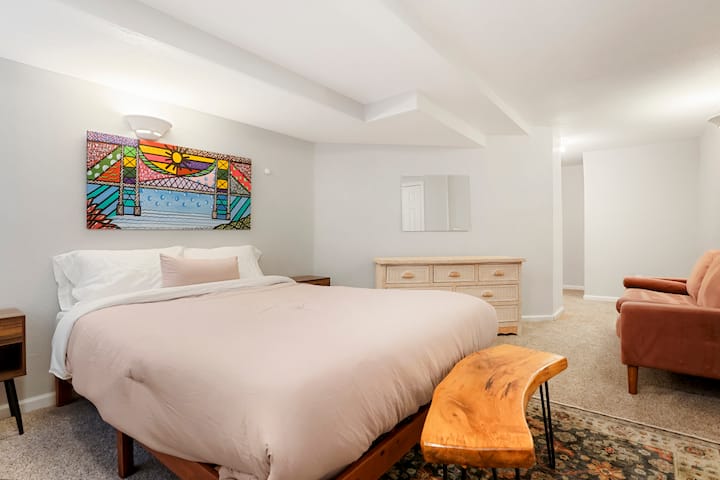 Დედოფლის საძინებლის ქვედა ნაწილში, თანდართული აბაზანა-ტუალეტით.