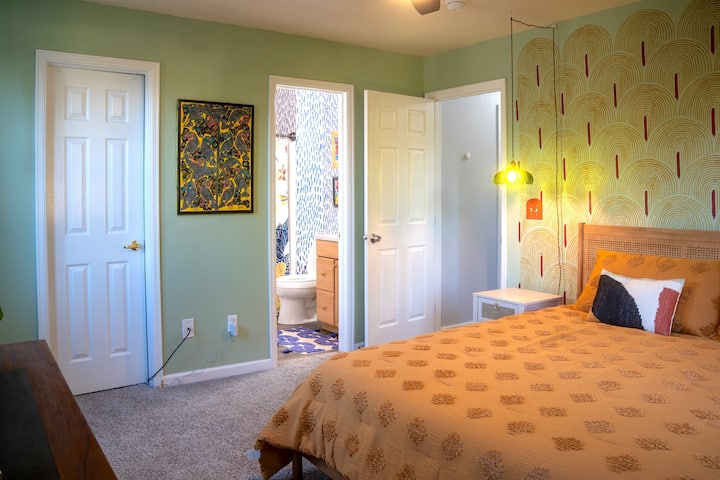 Ძირითადი საძინებლის სხვა კუთხე თანდართული აბაზანა-ტუალეტით.