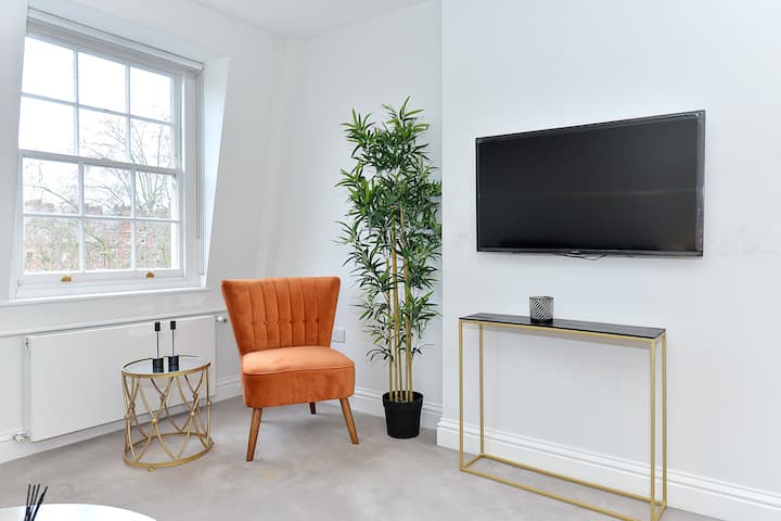 - Sala de estar con TV inteligente incluida. 