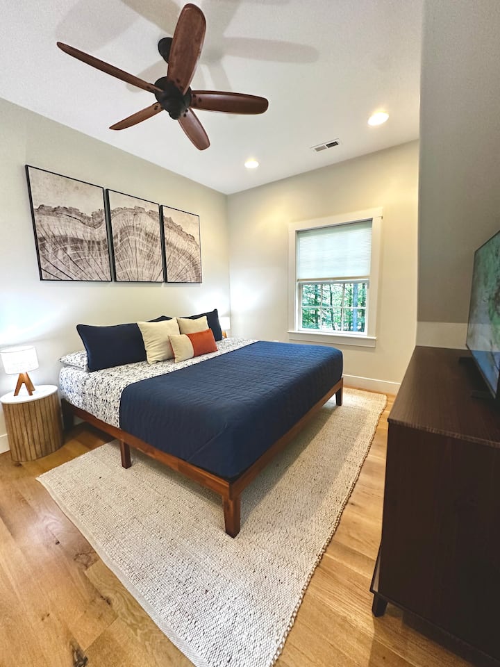 Главна спална соба на горно ниво опремена со паметен телевизор, гардеробер, бања со тоалет, голем плакар и простории за перење алишта.