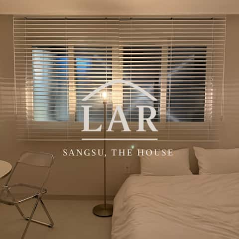 Legal accommodation l 10 minutes from Hongik University l 2 minutes from Sangsu Station l 2 rooms l