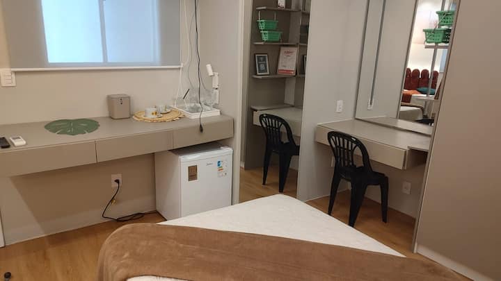 Funkcionalni stolovi za rad i obroke. Idealno za one koji, čak i dok rade, ne odustaju od udobnosti. 