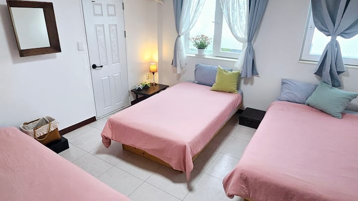 Il letto è piuttosto buono.
È un letto soffice, quindi puoi dormire piacevolmente.
Una giornata di stanchezza nella biancheria da letto pulita 
Provare.

La pulizia è la chiave dell'alloggio.
La parte a cui l'host tiene di più è la pulizia ^ ^
 (I cosmetici e il cibo da donna non possono essere lavati. 
 A volte.
 In modo che gli altri ospiti possano utilizzare la biancheria da letto pulita
 Per favore, in particolare)
