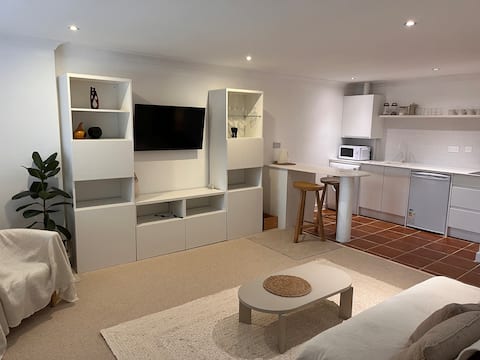 Successful Airbnb property: Private 2-flr suite, kingsize bed, lounge & shower in Milton Keynes