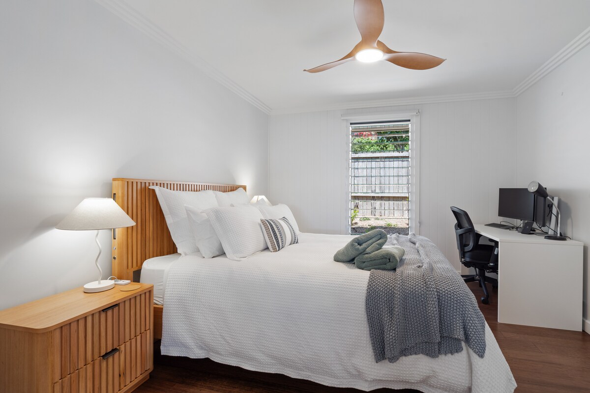 Dormitorio 2: cama tamaño queen y escritorio.