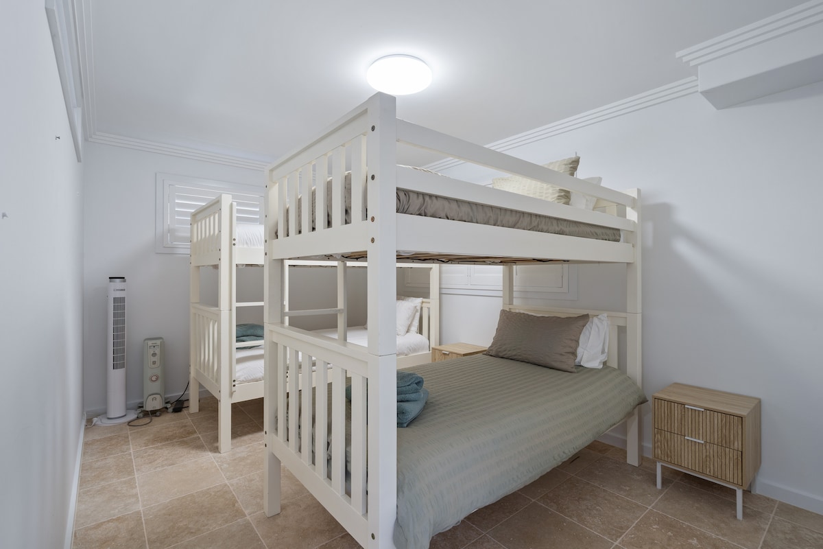 Dormitorio en la planta baja con dos juegos de literas individuales