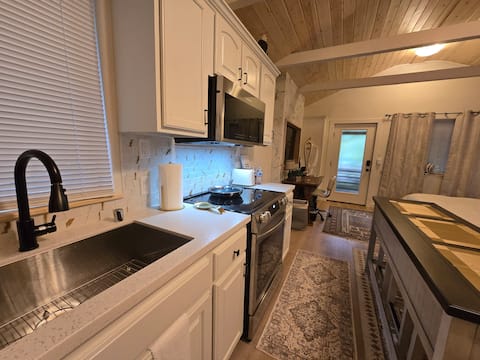 Top Airbnb: Brand New Luxurious Cottage stunning Covered Porch in Fairbanks