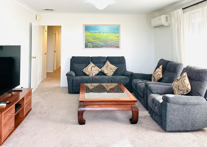 New Listing - Beachfront Home, Cozy & Sea View - Auckland