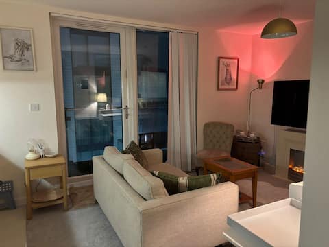 Popular Airbnb listing: Glasgow Harbour with Balcony in Victoria Park
