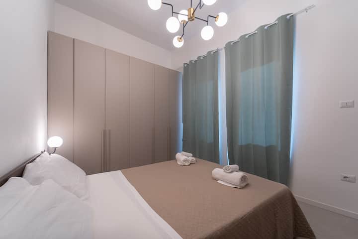 Amplio dormitorio con dos armarios grandes, camas de espuma viscoelástica y almohadas para garantizar un descanso tranquilo.