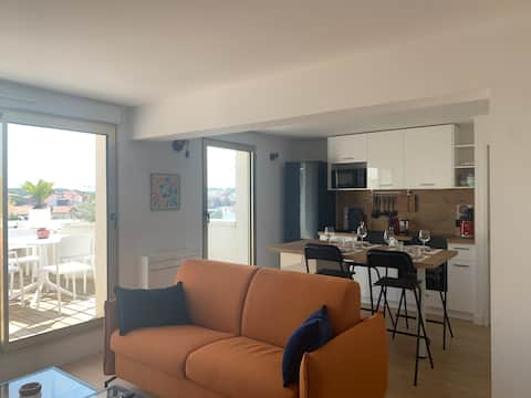 Popular Airbnb listing: Oceanfront, 1-bedroom apartment with A/C and terrace in Lacanau