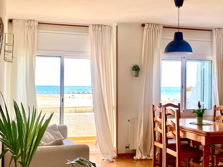 Beachfront House With Garden - Cunit