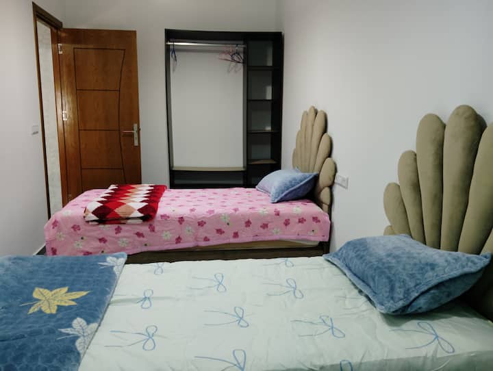 habitación con 2 camas individuales grandes para niños o adultos.