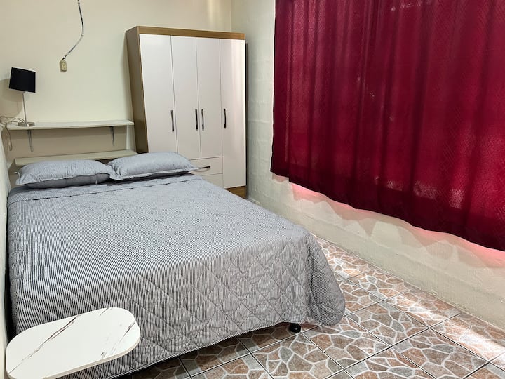 מיזוג אוויר וחדר רחצה עם מקלחת חמה בתוך החדר 