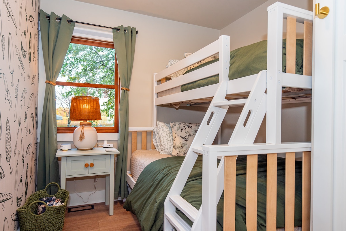 Ორადგილიანი სრული ორსართულიანი საწოლი საძინებელში #3