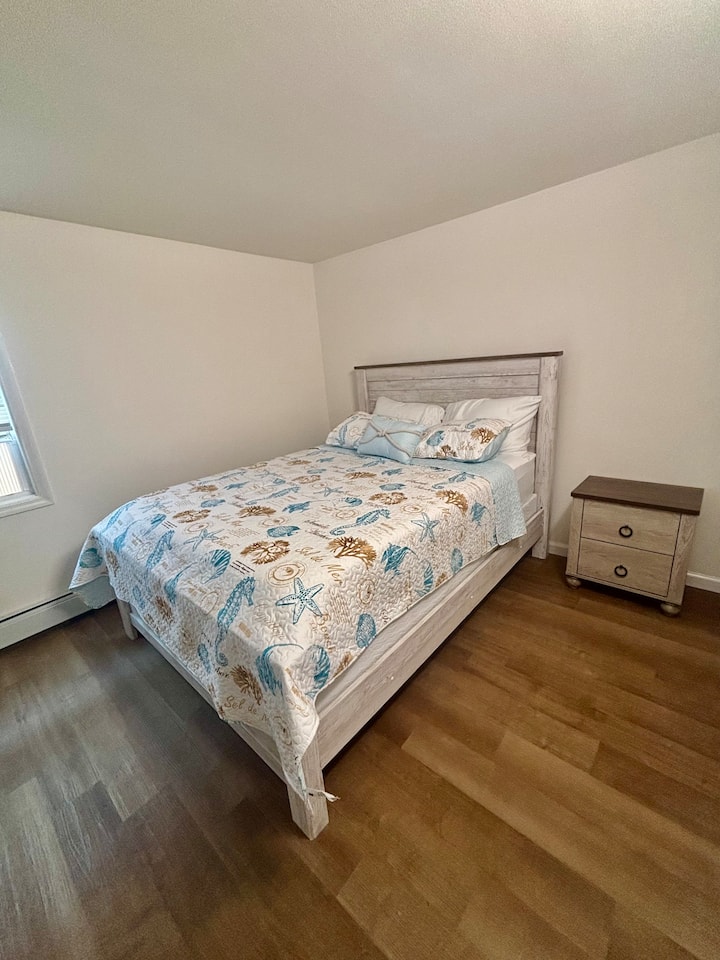 هذه غرفة نوم بحجم كوين في الوحدة العلوية.