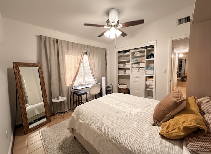 Много място за съхранение, голямо легло, бюро, лампи и прозорци със завеси. Има централна климатична система и всички стаи имат вентилатори на тавана. 