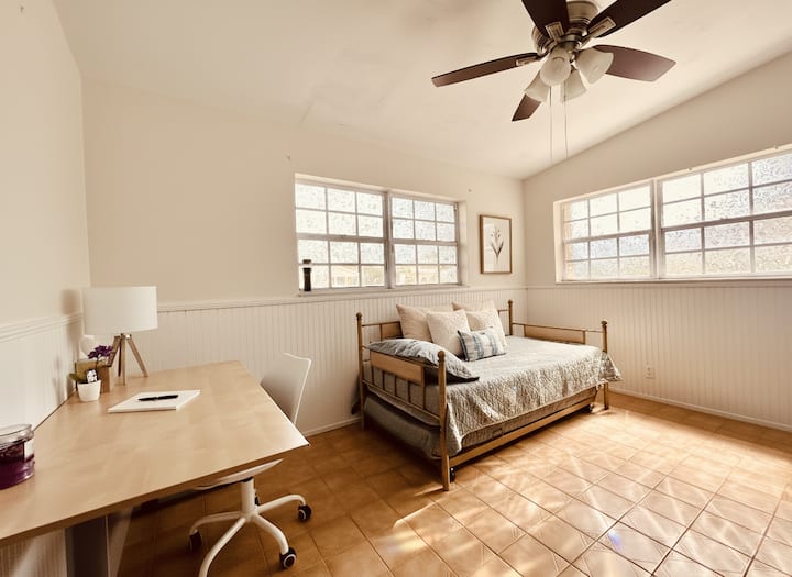 Двойно легло с допълнително разтегателно легло. Има малък диван, който се разтегля в допълнително двойно легло. В стаята има и голямо бюро, скрин и гардероб. 