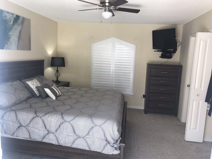 Dormitorio principal con cama king size y baño privado.