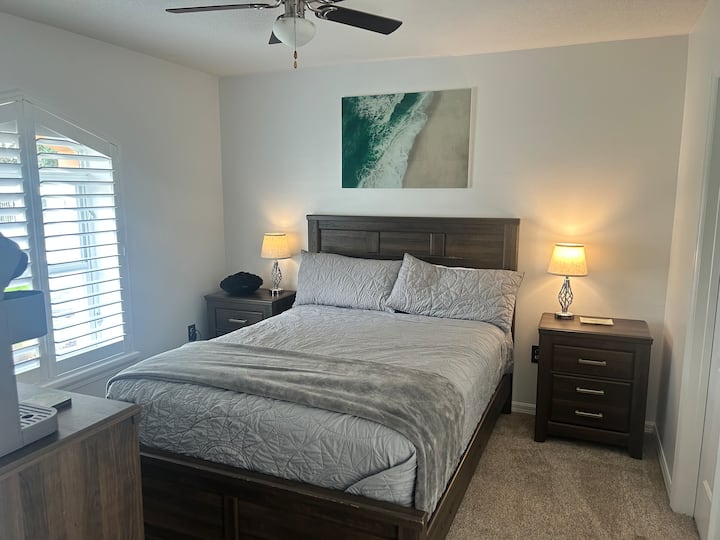 Habitación anexa. Cama matrimonial y baño privado.