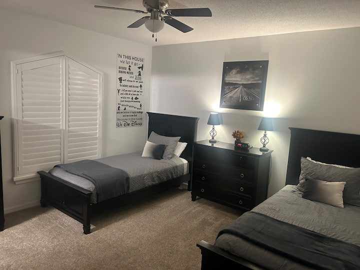 Habitación doble con baño privado.