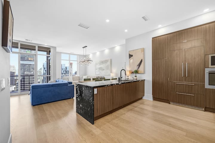 CN Tower View 4BD Penthouse+Rogers Centre+Parking gallery image 2