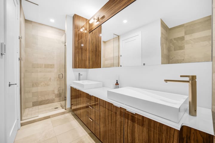 CN Tower View 4BD Penthouse+Rogers Centre+Parking gallery image 4