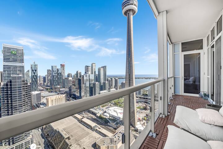 CN Tower View 4BD Penthouse+Rogers Centre+Parking gallery image 3