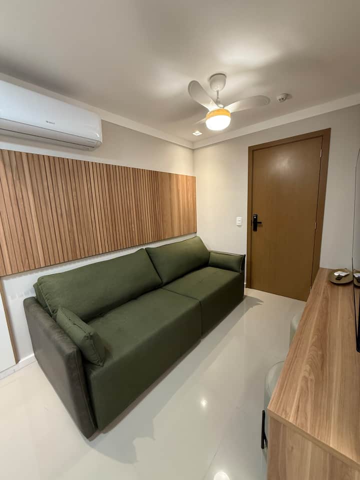 Super pohodlná rozkladacia pohovka, ktorá sa dá premeniť na manželskú posteľ, klimatizácia a stropný ventilátor, oba s diaľkovým ovládaním, plus super TV s neobmedzeným prístupom na internet  