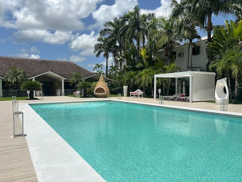 Tracadero 2BR , piscinas y jacuzzi . Beach Club