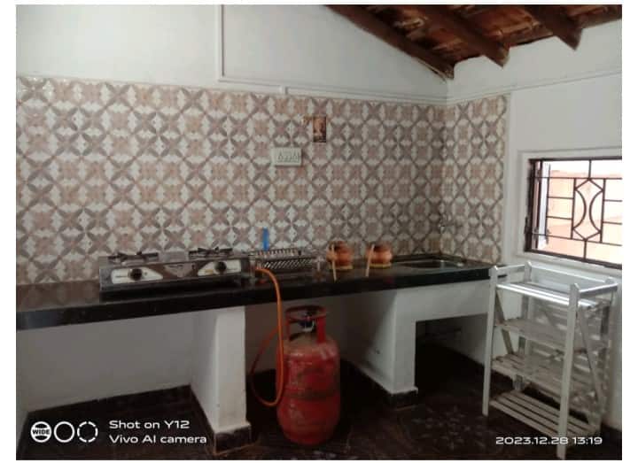 Full kitchen image 1