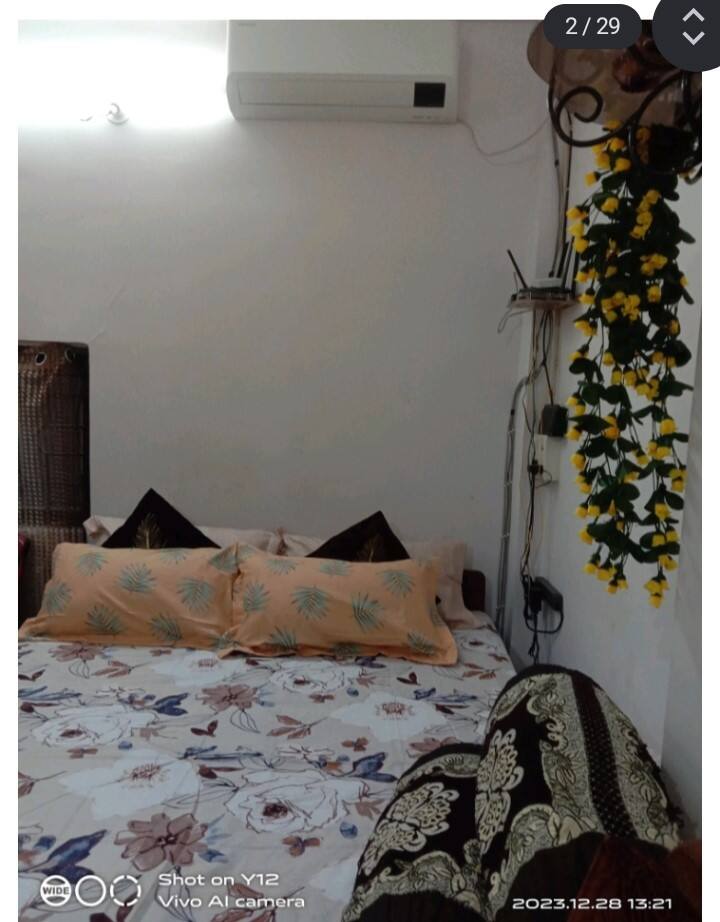 queen bed for only 2 people max