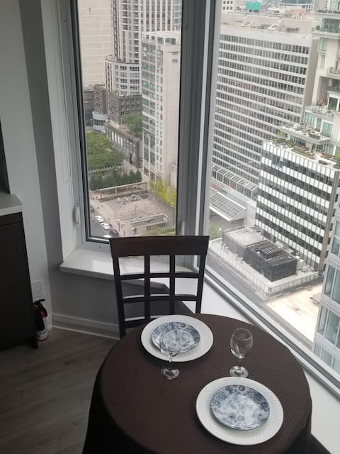 Successful Airbnb property: Yorkville: ExecutiveDesk :TIFF: Romantic :Gym in Toronto