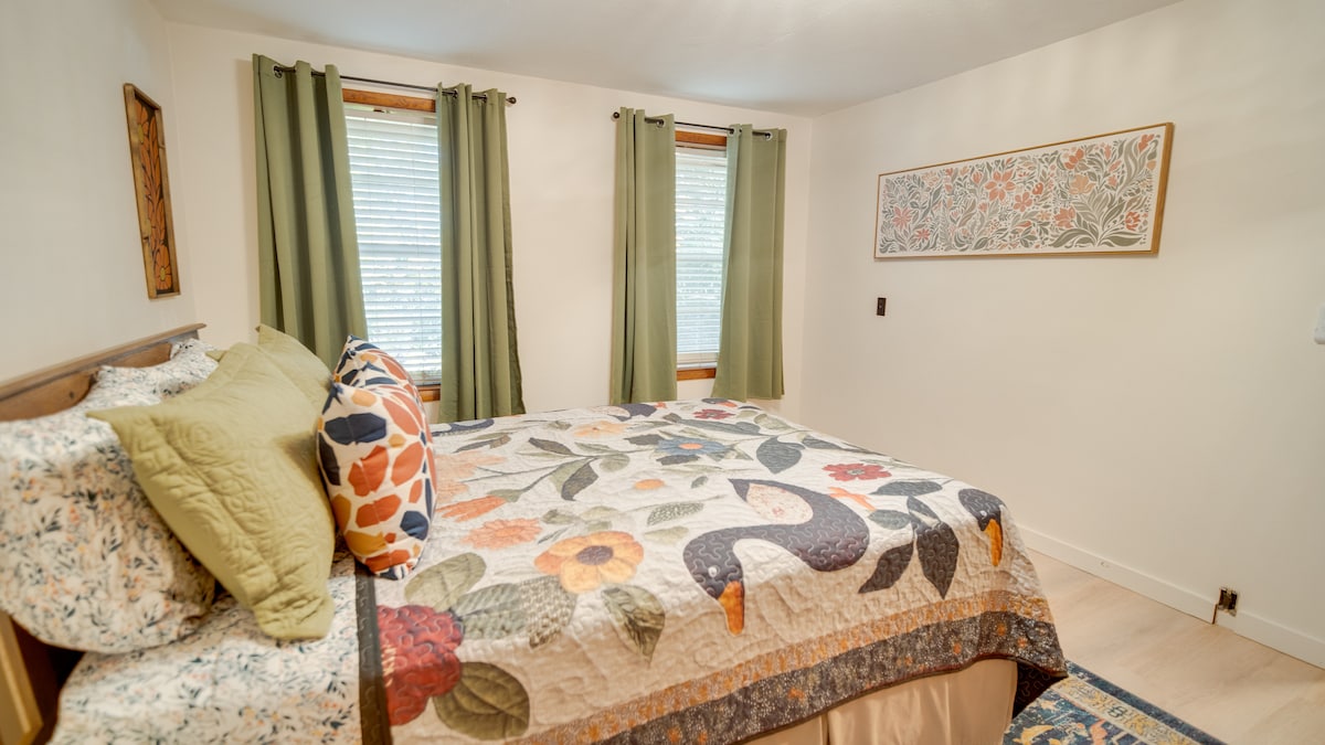 Ďalšie uteráky, manželská posteľ s novým matracom Serta a krásny výhľad na stromy a zeleň.