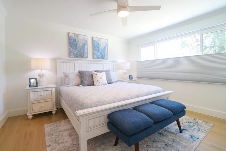 Glavna spavaća soba s bračnim krevetom, mekom posteljinom i umirujućim dekorom s morskim motivima.