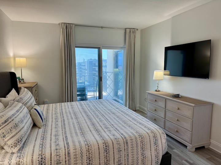 Tous les meubles, la télévision intelligente, le matelas et les draps sont neufs. Très grand lit avec accès au balcon. Beaucoup de rangement