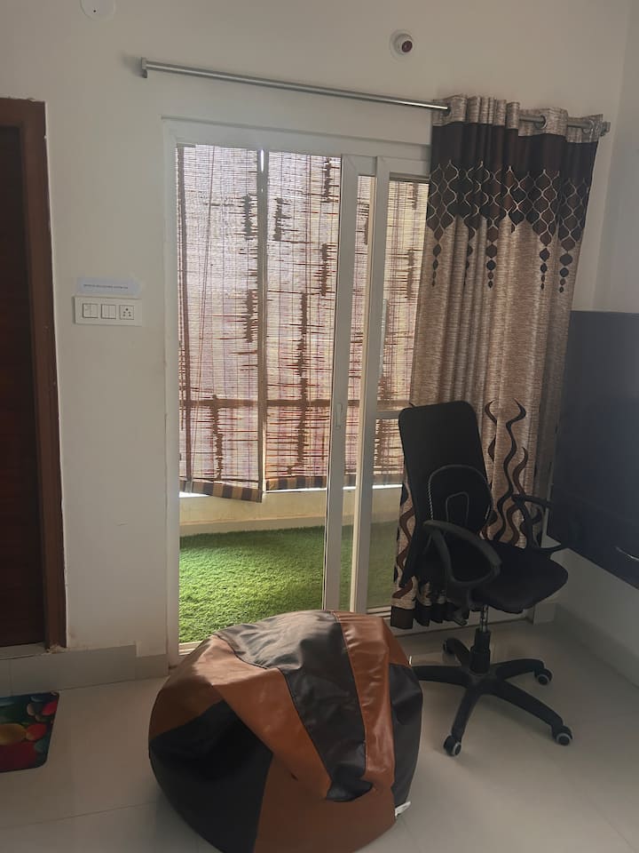 带阳台的儿童卧室