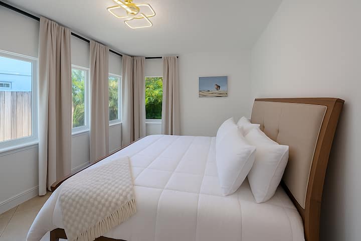 Bright Retreat: დაისვენეთ ამ ჰაეროვან ოთახში, საიდანაც იშლება მზით განათებული ხედები და დახვეწილი დეკორი იდეალური დასვენებისთვის!